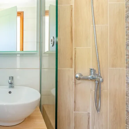 With Pool & Private Parking Holiday home *