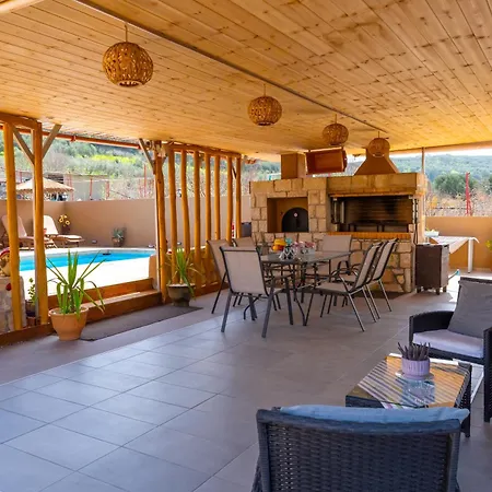 Holiday home With Pool & Private Parking *
