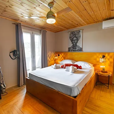 With Pool & Private Parking Holiday home