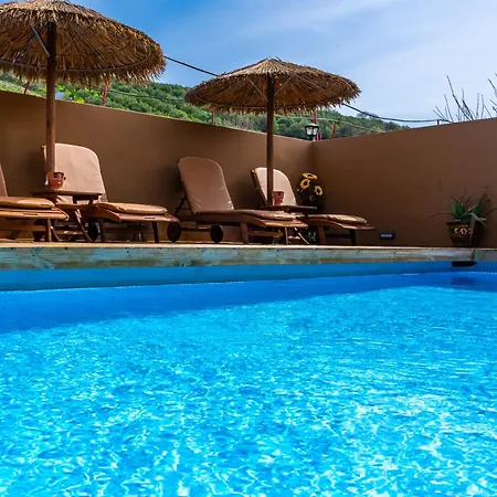 Holiday home With Pool & Private Parking *